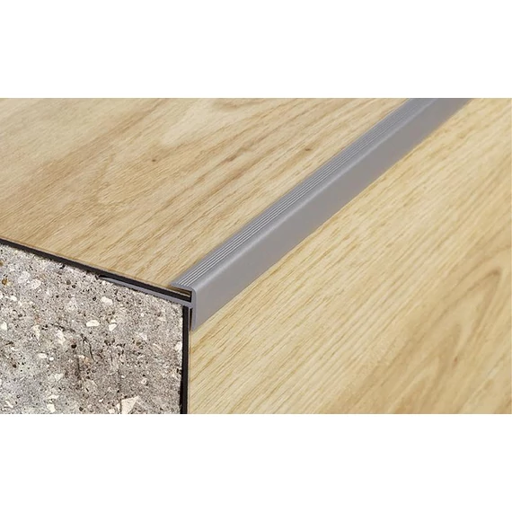 Lefúrható “F” lépcsőélvédő profil 2500x30x15 mm, eloxált matt ezüst
